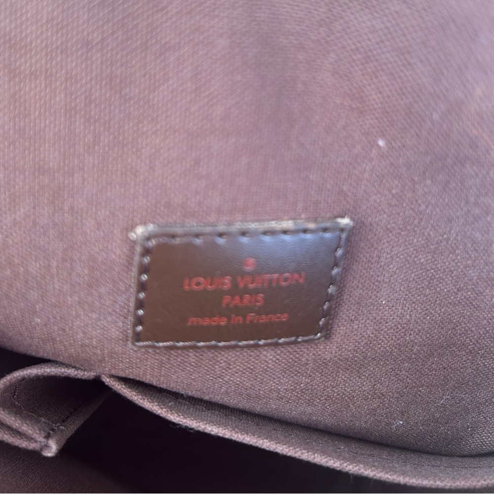 Nice crossbody bag , comes with the authenticity card and receipt